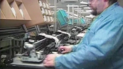 TECHNICIAN AT ASSEMBLY LINE WORKING ON PRINTER IN EARLY 2000S Vidéo 308904132