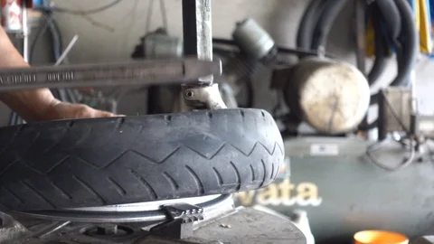 The technician is changing the tire with the machine. 스톡 동영상 108584109