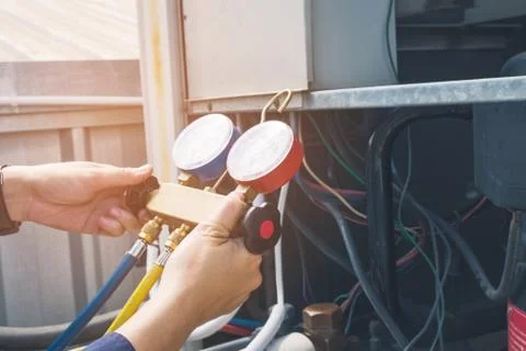 Technician is checking air conditioner Foto stock