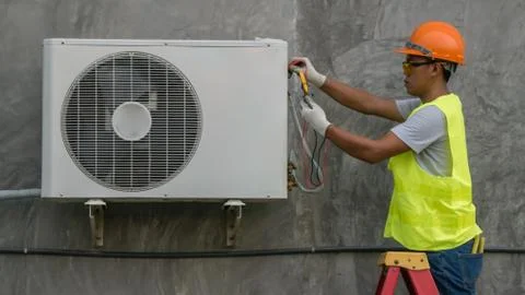 Technician is checking air conditioner Foto stock
