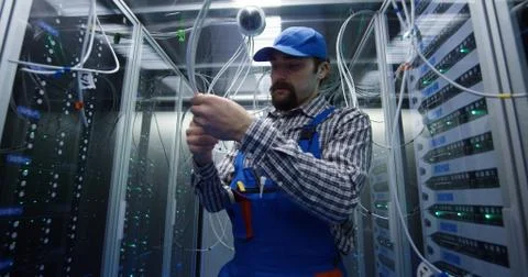 Technician checking cables at a data center Foto stock