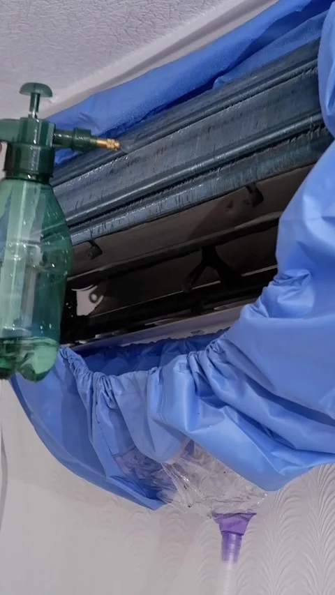 Technician cleaning air conditioner unit with pressure sprayer Vídeo Stock 338008630