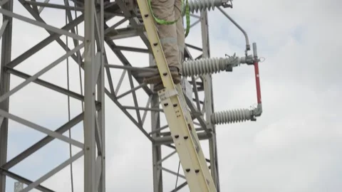 Technician Climbing Power Structure With Safety Harness Vidéo 331060306