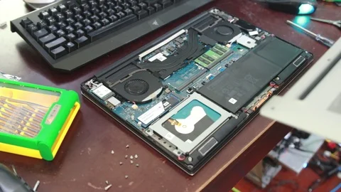 Technician close the bottom cover of a Dell laptop Vídeo Stock 102190662