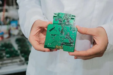 Technician with computer circuit board with chips. Spare parts and components Foto stock