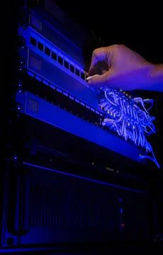 Technician connecting a network switch Foto stock