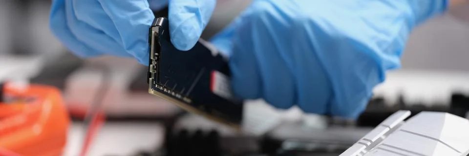 Technician connects CPU microprocessor to motherboard socket Stockfoto's