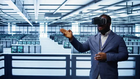 Technician in data center using VR headset to optimize servers performance 库存影片 277655063