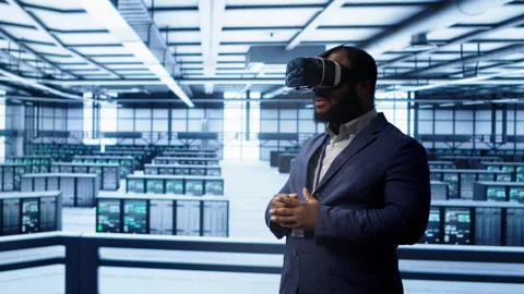 Technician in data center using VR headset to optimize servers performance 库存影片 277664145