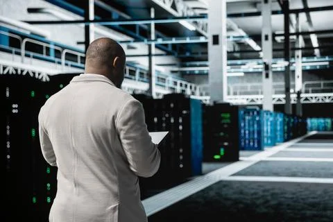 Technician in data center workspace running diagnostic tests, increasing uptime 스톡 사진