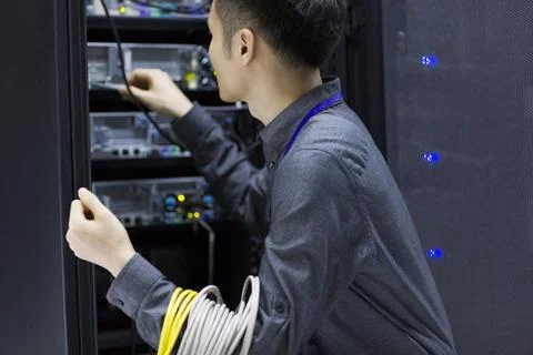  Technician doing maintenance in computer room Beijing China Copyright: xL... Foto stock