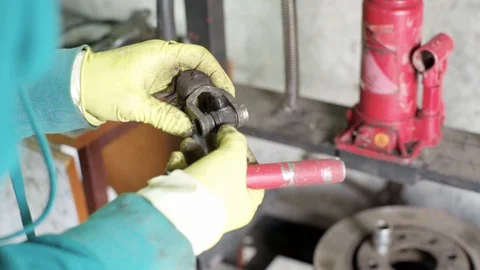 Technician during process of universal joint repair using hydraulic press Vídeos de archivo 128921507