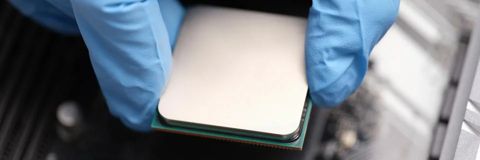 Technician examines microprocessor chip on PC motherboard Stockfoto's