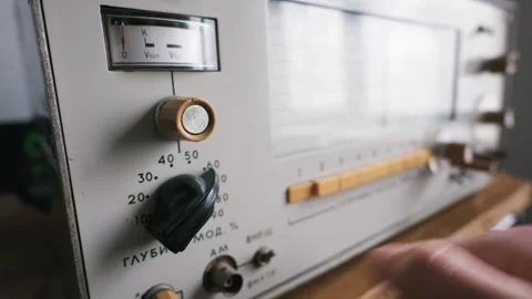 Technician Hand Adjusting Rotary Knob on Vintage Analog Signal Generator Stockbeeldmateriaal 333820398