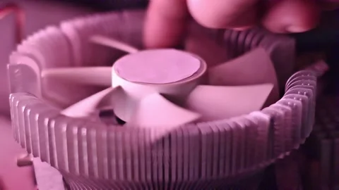 Technician Hand Spinning White CPU Cooler Fan Blades on Aluminum Heat Sink .. Vídeos de archivo 335146265