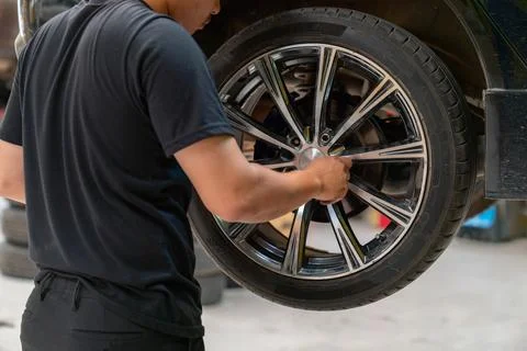 Technician install wheels. Foto stock