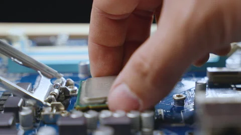 The technician installed the CPU chip on the computer's motherboard  스톡 동영상 234987892