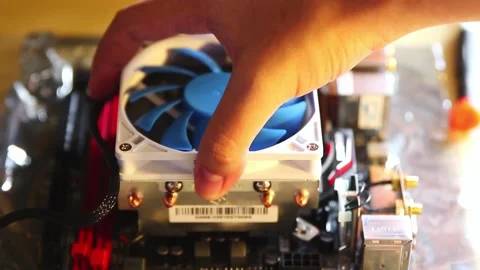 Technician installing heatsink on high-end intel CPU to dissipate heat  Vidéo 158735837