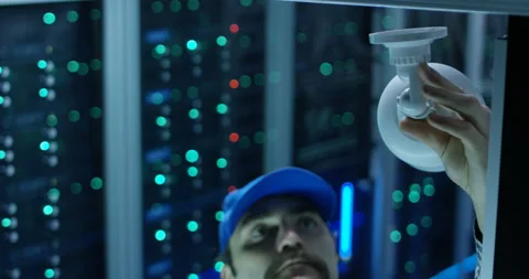 Technician installing security camera 스톡 동영상 99506098