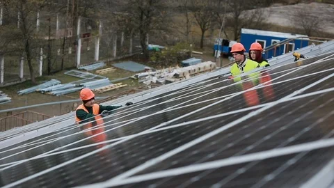 Technician installing solar panels Video stock 87835999