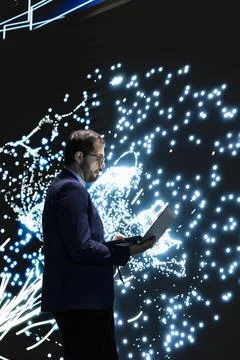 Technician monitors deep learning AI model patterns using laptop Stockfoto's