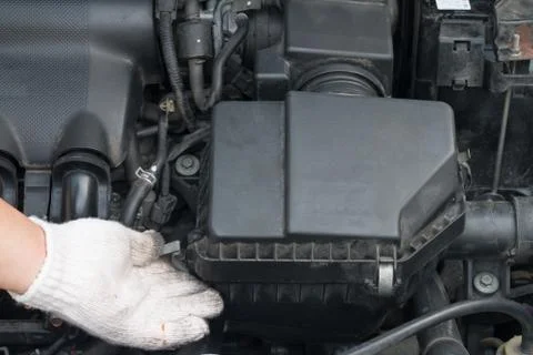Technician is opening the cover to changing new air filter for car Foto stock