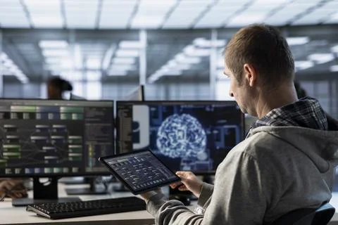 Technician overseeing rackmounts in data center using AI technology Foto stock