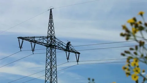 Technician Performs Maintenance on High-Voltage Power Lines atop Outdoor Vidéo 334542471