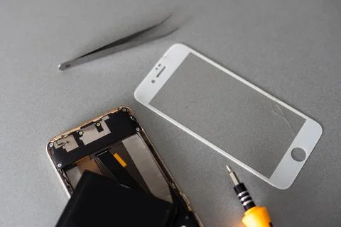 Technician prepairing to repair and replace new screen broken and cracked screen Foto stock
