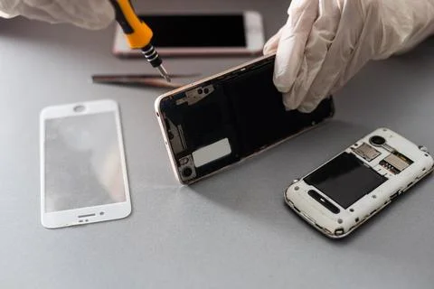 Technician prepairing to repair and replace new screen broken and cracked screen Foto stock