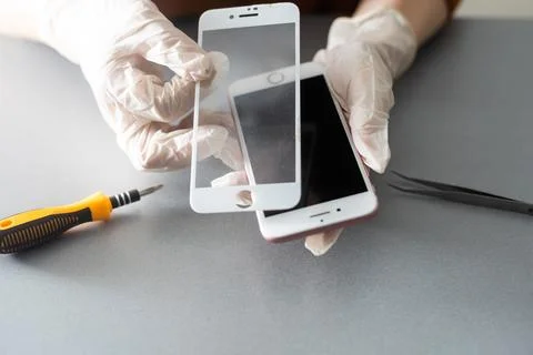 Technician prepairing to repair and replace new screen broken and cracked screen Foto stock