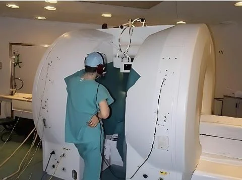 Technician Preparing Advanced CT Scanner for Medical Imaging Procedure in H.. Stock-Fotos