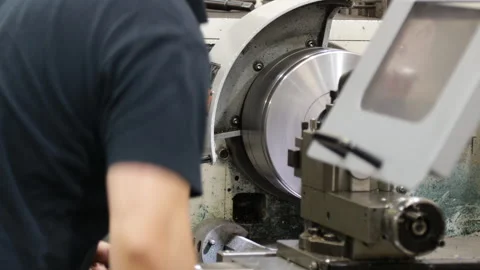 Technician programming a cnc precision machine inside a modern factory 库存影片 273583833