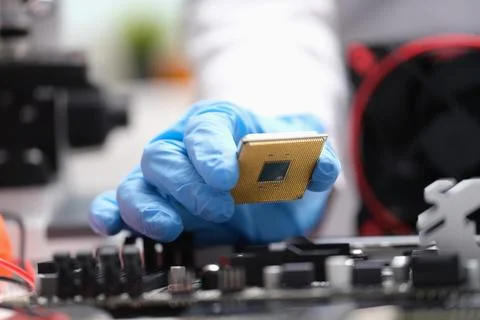 Technician put processor on computer motherboard socket Foto stock