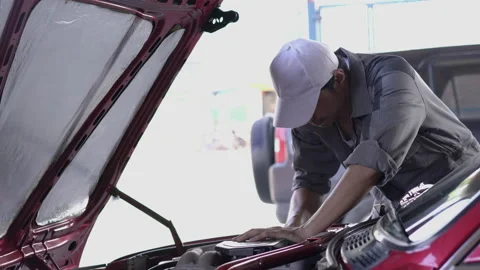 Technician repair engine car Stock-Footage 173649570