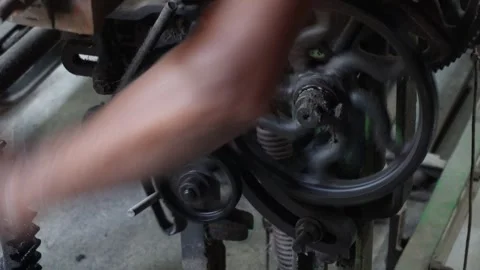 Technician repairing machine Stock-Footage 346728043