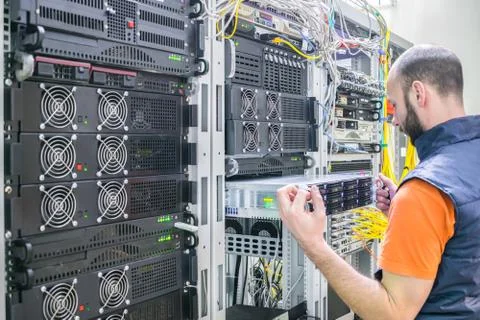 Technician repairs the central router in the datacenter server room. System a 库存照片