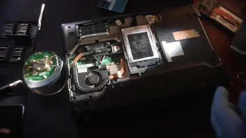 Technician Repairs Laptop Internal Components on Desk, showing components under Vídeo Stock 329582505
