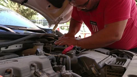 Technician is replacing car battery Stock Footage 213489835