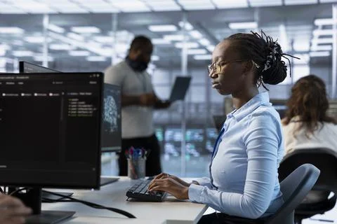 Technician in server room implementing power management solutions Foto stock
