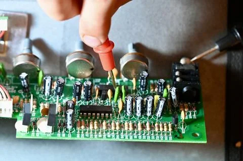 Technician Testing Circuit Board with Multimeter Probe Close-up Stock-Fotos