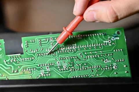 Technician Testing Circuit Board with Multimeter Probe Close-up Stock-Fotos