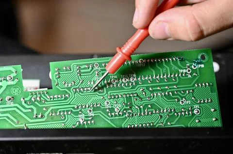 Technician Testing Circuit Board with Multimeter Probe Close-up Stock-Fotos