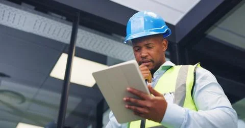 Technician, thinking or black man with tablet for security check, maintenan.. Foto stock
