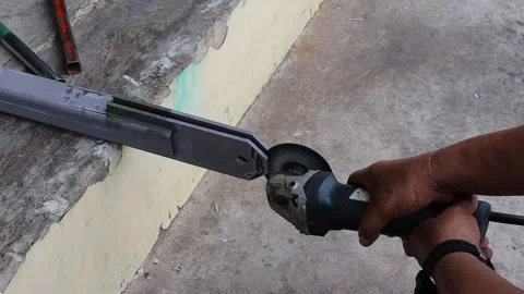 Technician used electric grinding machine to grinded steel bar sheet Stock Footage 139904509