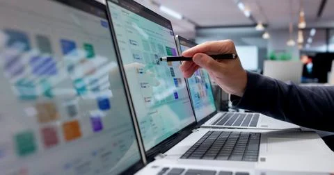 Technician Uses Live Digital Map On Laptop To Efficiently Schedule Jobs. Stock-Fotos