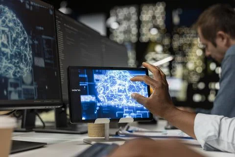Technician utilizing AI on tablet to optimize performance Stockfoto's