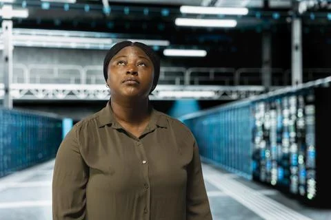 Technician walking in data center with rigs supporting business needs Stock-Fotos