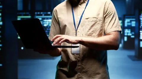 Technician walks between server clusters Foto stock