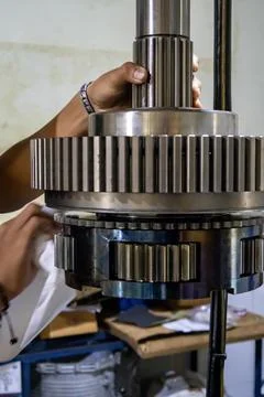 Technician wipes planetary gear assembly using cloth before transmission in.. 스톡 사진